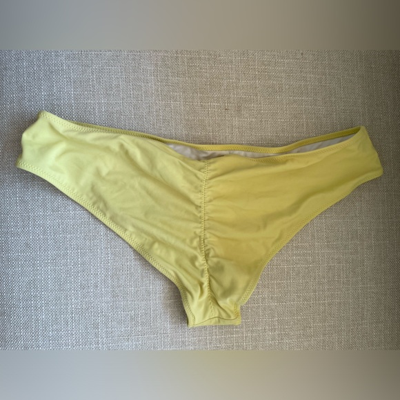 Victoria’s Secret ruched bikini bottom M pastel yellow - Picture 1 of 4